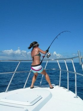 Sara fights a yellowfin tuna.  And wins.  Byron reported the group ate incredibly well during their Panama trip.