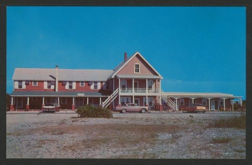 The Island Inn in a 1950s postcard.